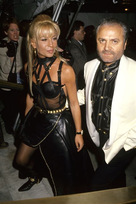 abito con spilla versace|gianni versace immagini.